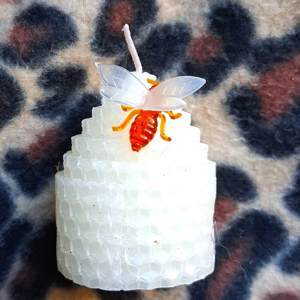 NEW!   BEE Small Scented Candle With Bee Accent